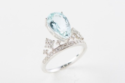 AN AQUAMARINE AND DIAMOND RING