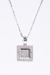 A DIAMOND PENDANT NECKLACE