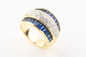 A SAPPHIRE AND DIAMOND DOME RING