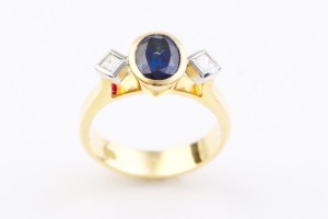 A SAPPHIRE AND DIAMOND RING