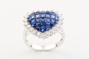 A SAPPHIRE AND DIAMOND RING