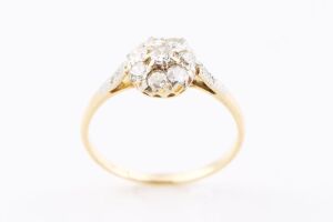 AN ANTIQUE DIAMOND RING