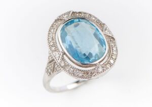 AN AQUAMARINE AND DIAMOND RING