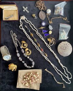 A COLLECTION OF ASSORTED VINTAGE JEWELLERY