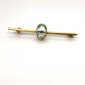 AN AQUAMARINE SET BAR BROOCH