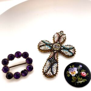 A COLLECTION OF THREE JEWELLERY ITEMS