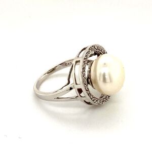 A FRESHWATER PEARL AND DIAMOND RING