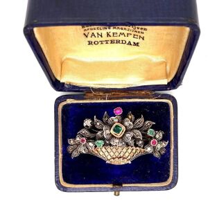 AN ANTIQUE GEM SET BROOCH