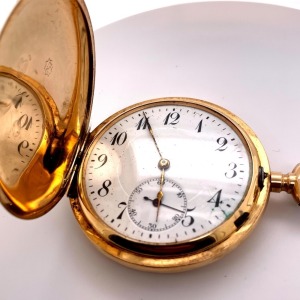 A VINTAGE GOLD FULL HUNTER GOLD POCKET WATCH