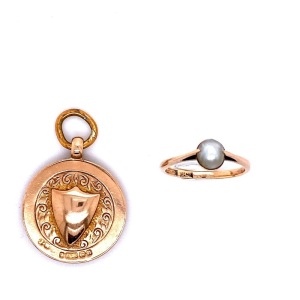 A PEARL RING AND PENDANT