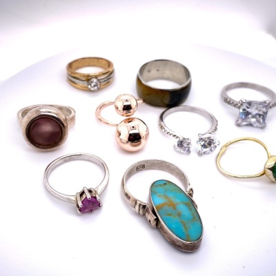 A COLLECTION OF RINGS, PENDANTS AND EARRINGS