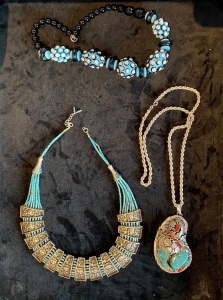 A COLLECTION OF THREE VINTAGE NECKLACES