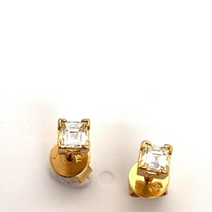 A PAIR OF DIAMOND STUD EARRINGS