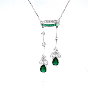 AN EMERALD AND DIAMOND PENDANT NECKLACE