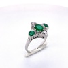 A THREE STONE EMERALD AND DIAMOND RING - 4