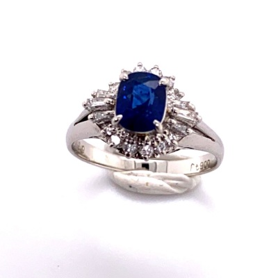 A SAPPHIRE AND DIAMOND CLUSTER RING