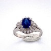 A SAPPHIRE AND DIAMOND CLUSTER RING - 4