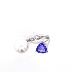 A TANZANITE, DIAMOND AND SOUTH SEA PEARL RING