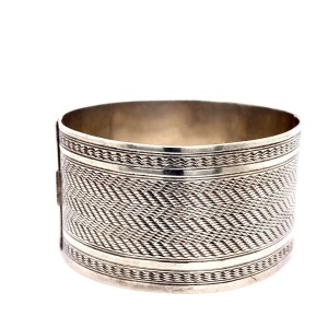 AN ART DECO HINGED BANGLE