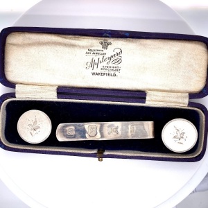 A PAIR OF ANTIQUE CUFFLINKS TOGETHER WITH A TIE BAR