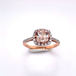 A MORGANITE AND DIAMOND CLUSTER RING