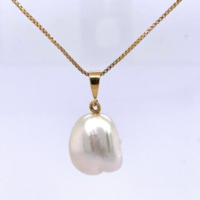 A KESHI PEARL PENDANT NECKLACE