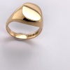 A GOLD SIGNET RING - 5