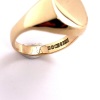 A GOLD SIGNET RING - 4
