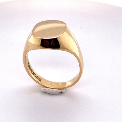 A GOLD SIGNET RING