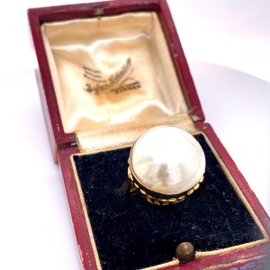 AN ANTIQUE PEARL RING