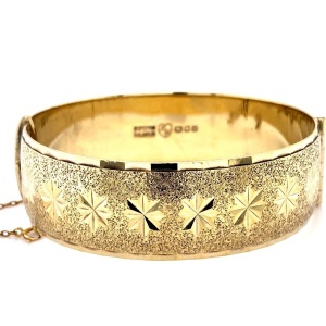 A VINTAGE HINGED BANGLE BY FRED MANSHAW