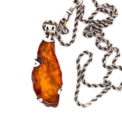 A VINTAGE DANISH BUTTERSCOTCH AMBER PENDANT NECKLACE