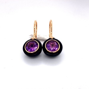 A PAIR OF AMETHYST AND ONYX EARRINGS