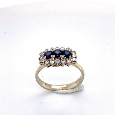 A SAPPHIRE AND DIAMOND CLUSTER RING