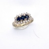 A SAPPHIRE AND DIAMOND CLUSTER RING - 3