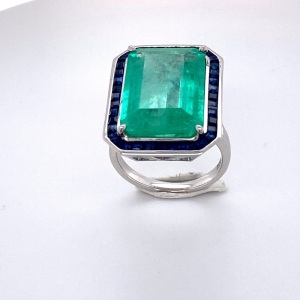 AN IMPRESSIVE COLOMBIAN EMERALD, SAPPHIRE AND DIAMOND RING