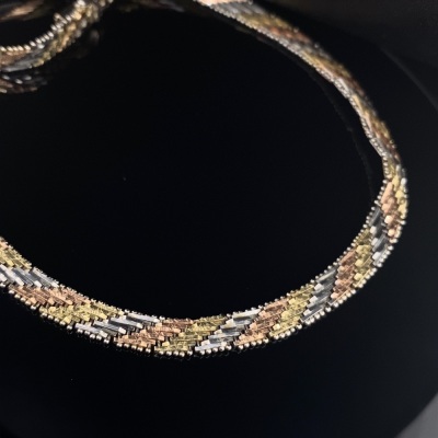 A TRI-COLOUR GOLD NECKLACE