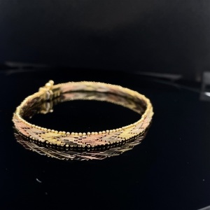 A TRI-COLOUR GOLD BRACELET