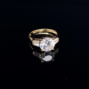 A CUBIC ZIRCONIA SET DRESS RING IN GOLD