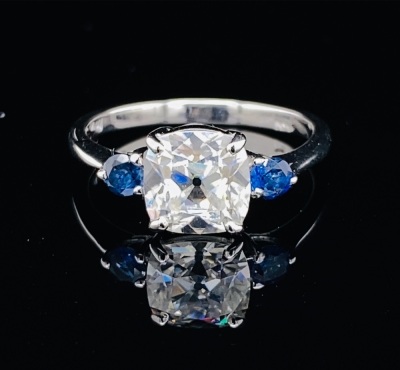 A MOISSANITE AND SAPPHIRE RING