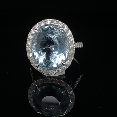 AN AQUAMARINE AND DIAMOND RING