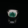 AN EMERALD AND DIAMOND RING - 5