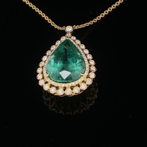 A VIVID COLOMBIAN EMERALD AND DIAMOND PENDANT NECKLACE