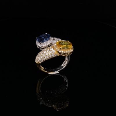 A DIAMOND AND SAPPHIRE CROSSOVER RING
