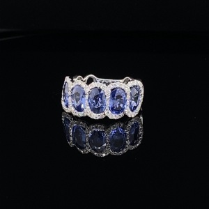 A CEYLON SAPPHIRE AND DIAMOND RING