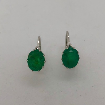 A PAIR OF EMERALD EARRINGS