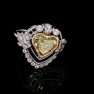 A YELLOW DIAMOND AND SAPPHIRE RING