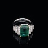 AN EMERALD AND DIAMOND DRESS RING - 4