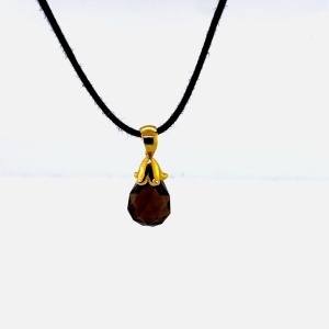 A SMOKEY QUARTZ PENDANT NECKLACE