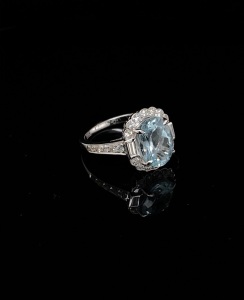 AN AQUAMARINE AND DIAMOND DRESS RING